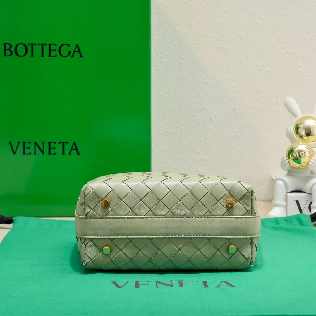 Batch 1360 #BvWallace Shoulder Lunch Bag 🔥 A lunch box bag that you can just grab and go. It is made of classic intrecciato weaving technology and reflects the craftsmanship of Bottega. The entire bag is made of top-grade happa lambskin. It is very soft and lightweight. The small bag shape is cute and exquisite. The interior capacity is also very large and can be carried under the arm. It is quite practical! The bottom of the bag is made of gold metal to prevent wear and tear. The details are really good! Choose this elegant commuting bag for Zaoba people~ Size: 22x13x9.5, model number; 7748#